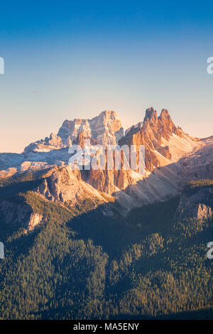 Croda da Lago e Monte Pelmo in background, Dolomiti, Cortina d Ampezzo, Belluno, Veneto, Italia Foto Stock