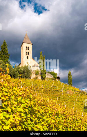 Termeno sulla Strada del vino / Tramin, provincia di Bolzano, Alto Adige, Italia, Europa. La chiesa di San Giacomo Foto Stock
