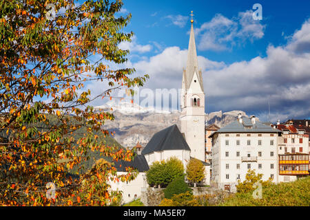 Pieve di Livinallongo / Buchenstein, chiesa principale e gruppo del Sella in background, Belluno, Veneto, Italia Foto Stock