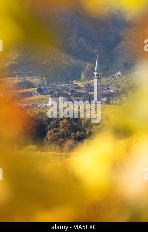 Il villaggio di Guia incorniciato dalle foglie di giallo dei vigneti, come si vede dalla strada del vino, Valdobbiadene, Treviso, Veneto, Italia Foto Stock