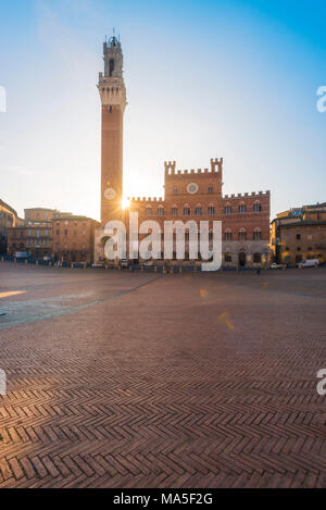 Siena, Toscana, Italia, Europa. Vista della Piazza del Campo con lo storico Palazzo Pubblico e la sua Torre del Mangia. Foto Stock