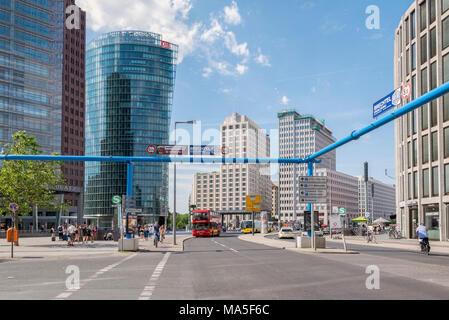 In mezzo alla strada in Potsdamer Platz di Berlino, Germania, Europa Foto Stock