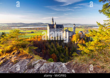 Il Castello di Neuschwanstein in autunno al tramonto. Schwangau, Fussen, Southwest Baviera, Baviera, Germania, Europa Foto Stock