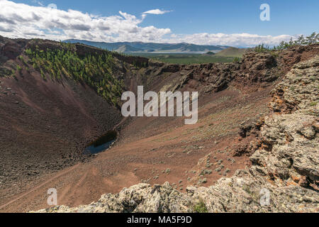 Khorgo cratere del vulcano e lago bianco in background. Distretto Tariat, Nord provincia Hangay, Mongolia. Foto Stock