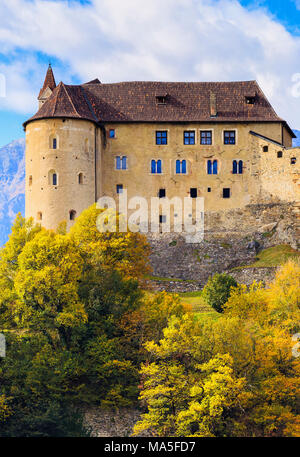 Dettaglio del Tirolo castello tra i colori autunnali. Merano, Sudtirol, Italia. Foto Stock