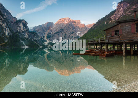 Il lago di Braies (Lago di Braies) con Croda del Becco in background, Dolomiti, provincia di Bolzano, Alto Adige, Italia Foto Stock