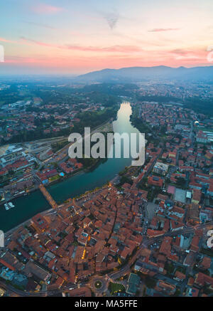 Vista aerea da Iseo lago al tramonto, provincia di Brescia, Lombardia distretto, Italia. Foto Stock