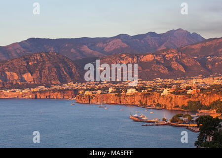 Estate tramonto su Sorrento, Costiera Amalfitana, provincia di Napoli, Campania, Italia, Europa Foto Stock