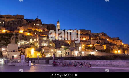 Vista della città antica e il centro storico chiamato Sassi appollaiato sulla roccia sulla cima di una collina, Matera, Basilicata, Italia, Europa Foto Stock