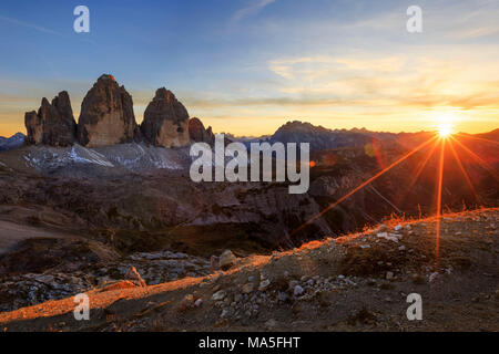 Tre Cime di Lavaredo, Dreizinnen, al tramonto dal Sasso di Sesto in autunno, Provincia di Belluno, Veneto, Italia Foto Stock