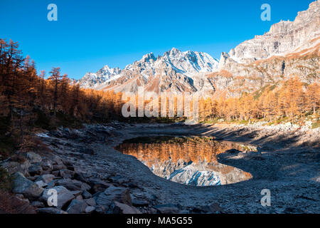 Vette innevate sono riflesse nel Lago Nero durante l'autunno, Alpe Devero, Provincia di Verbano Cusio - Ossola, Piemonte, Italia, Europa Foto Stock