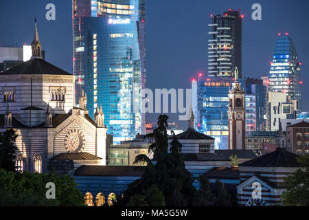 Vista del Cimitero Monumentale e la torre di Unicredit a Milano, Lombardia, Italia, Europa Foto Stock