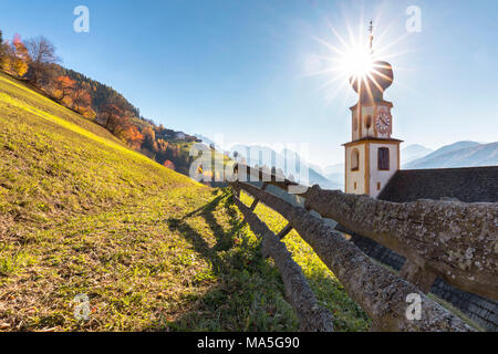 La chiesa alpina di St. Georg in Pliscia / Plaiken, Marebbe / San Vigilio di Marebbe, Bolzano, Alto Adige, Südtirol, Italia Foto Stock