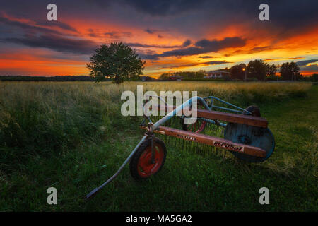 Un aratro nel campo al tramonto, provincia di Como, Lombardia, Italia, Europa Foto Stock