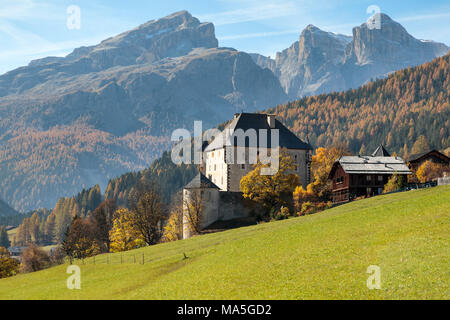 Castello Colz anche la gran ?iasa, sullo sfondo il gruppo del Sella, La Villa, Stern, Alta Badia, Val Badia, Dolomiti, Alto Adige, Italia Foto Stock