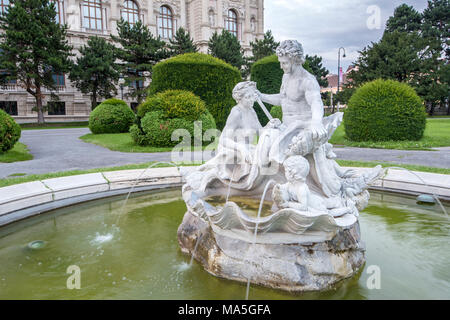 Vienna, Austria, l'Europa. Tritons e Naiads fontana sulla Maria Theresa square Foto Stock