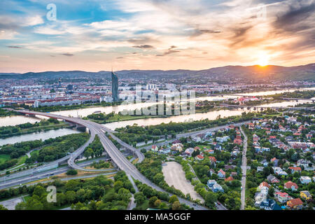 Vienna, Austria, l'Europa. Tramonto su Vienna. Vista dalla Torre del Danubio Foto Stock