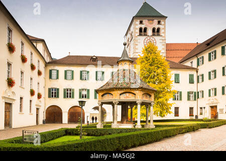 Una Veduta autunnale di Kloster Neustift (Novacella) vicino a Bressanone, Provincia Autonoma di Bolzano Alto Adige, Trentino Alto Adige, Italia Foto Stock