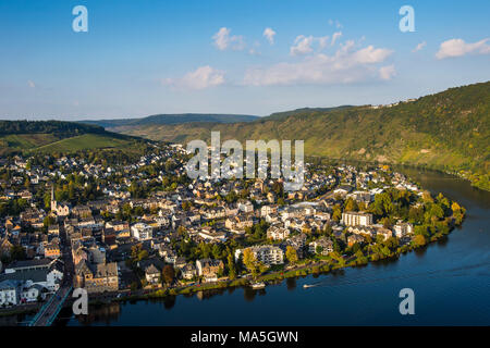 Si affacciano su Traben-Trabach e il fiume Moselle, valle della Mosella, Renania-Palatinato, Germania Foto Stock