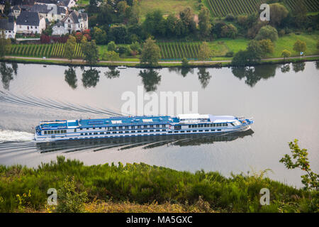I vigneti intorno a Piesport e una nave da crociera sul fiume Moselle, valle della Mosella, Renania-Palatinato, Germania Foto Stock