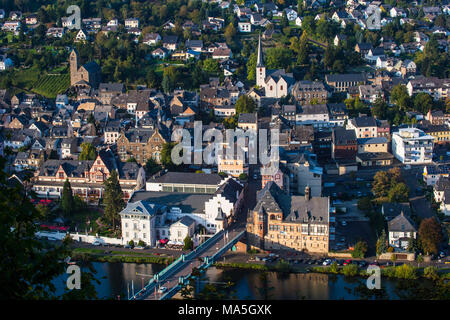 Si affacciano su Traben-Trabach e il fiume Moselle, valle della Mosella, Renania-Palatinato, Germania Foto Stock