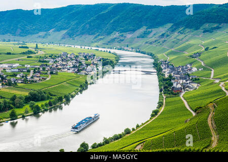 La nave di crociera passando il riverbend a Minnheim, valle della Mosella, Renania-Palatinato, Germania Foto Stock