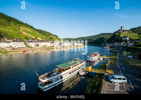 Si affacciano su Cochem con il castello di Cochem in background, valle della Mosella, Renania-Palatinato, Germania Foto Stock