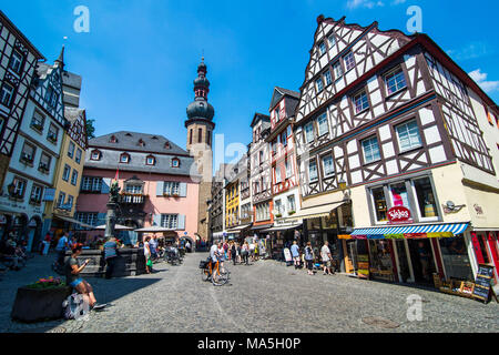 Metà case con travi di legno sulla piazza del mercato di Cochem, valle della Mosella, Renania-Palatinato, Germania Foto Stock