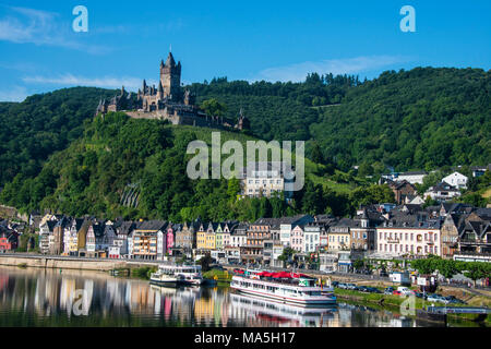 Si affacciano su Cochem con il castello di Cochem in background, valle della Mosella, Renania-Palatinato, Germania Foto Stock