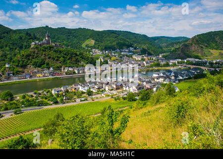 Si affacciano su Cochem con il suo castello, la valle della Mosella, Renania-Palatinato, Germania Foto Stock