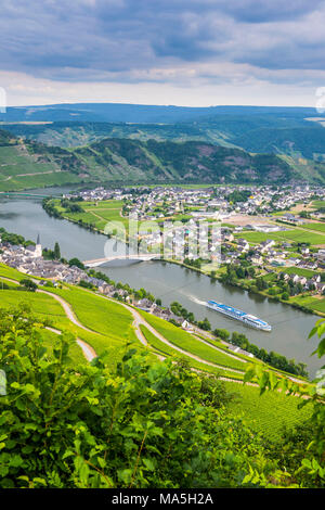 La nave di crociera passando il riverbend a Minnheim, valle della Mosella, Renania-Palatinato, Germania Foto Stock