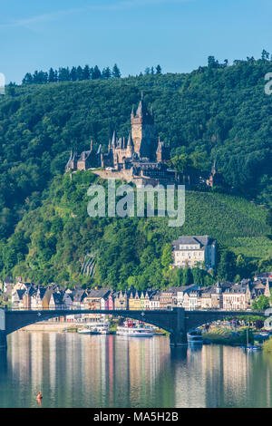 Si affacciano su Cochem con il castello di Cochem in background, valle della Mosella, Renania-Palatinato, Germania Foto Stock