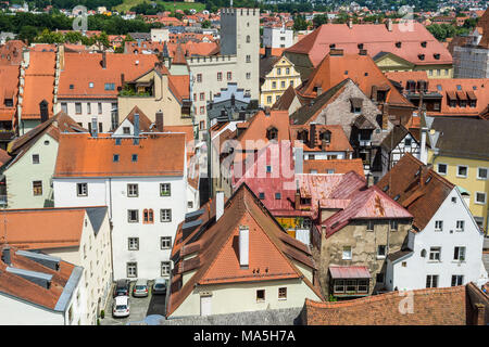 Si affacciano sul patrimonio mondiale dell'Unesco Regensburg dalla torre della chiesa della Santissima Trinità, Baviera, Germania Foto Stock