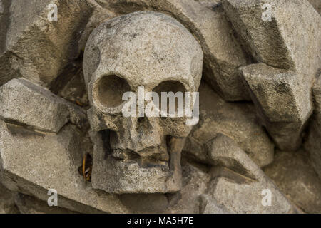 Cranio di pietra su una chiesa della Trinità nel cimitero di marcatori grave, Chiesa della Santissima Trinità, patrimonio mondiale dell'Unesco, Regensburg, Baviera, Germania Foto Stock