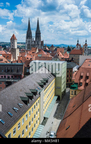 Si affacciano sul patrimonio mondiale dell'Unesco Regensburg dalla torre della chiesa della Santissima Trinità, Baviera, Germania Foto Stock