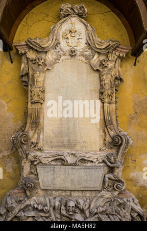 Chiesa della Trinità nel cimitero di marcatori grave, Chiesa della Santissima Trinità, patrimonio mondiale dell'Unesco, Regensburg, Baviera, Germania Foto Stock