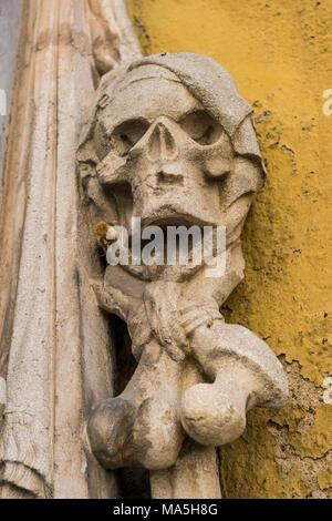 Cranio di pietra su una chiesa della Trinità nel cimitero di marcatori grave, Chiesa della Santissima Trinità, patrimonio mondiale dell'Unesco, Regensburg, Baviera, Germania Foto Stock