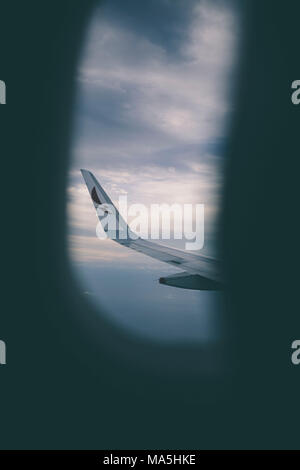 Vista dal finestrino dell'aereo di una finestra cercando di Aruba Foto Stock