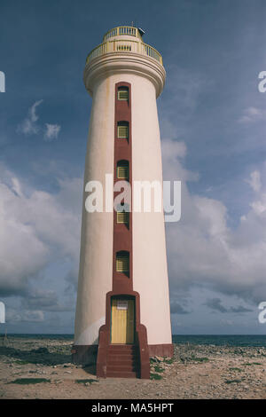 Faro colore marrone su Bonaire Island con una porta yellos nei Caraibi Foto Stock