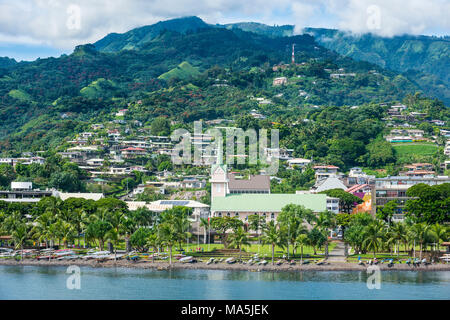 Suggestive montagne che si profila dietro Papeete, Tahiti, Polinesia Francese Foto Stock