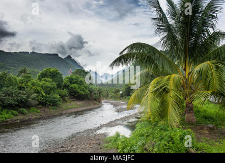 Fiume Paea con spettacolari montagne sullo sfondo, Tahiti, Polinesia Francese Foto Stock