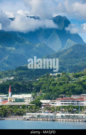 Suggestive montagne che si profila dietro Papeete, Tahiti, Polinesia Francese Foto Stock