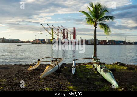 Molte Canoe sulla spiaggia del Papeete, Tahiti, Polinesia Francese Foto Stock