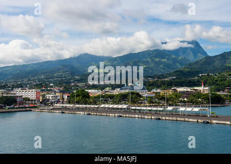 Suggestive montagne che si profila dietro Papeete, Tahiti, Polinesia Francese Foto Stock