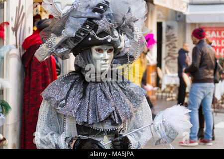 Venezia (Venezia), Italia. 2 febbraio 2018. Una persona in maschera sul carnevale di Venezia. Foto Stock