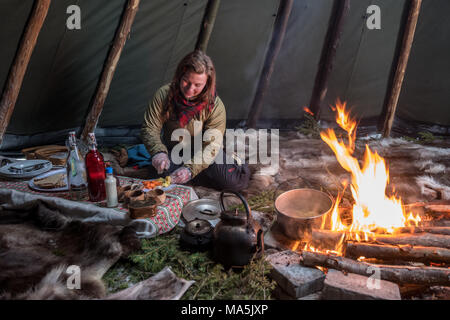 Tradizionale pasto Sami Preapered in un Lavvu. Foto Stock