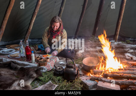 Tradizionale pasto Sami Preapered in un Lavvu. Foto Stock