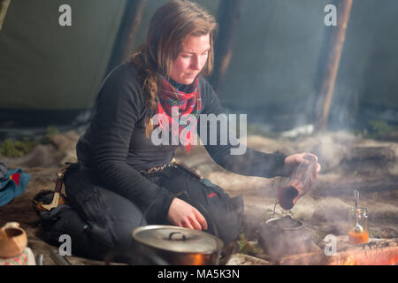 Tradizionale pasto Sami Preapered in un Lavvu. Foto Stock