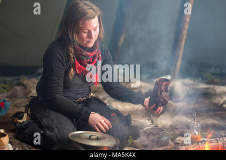 Tradizionale pasto Sami Preapered in un Lavvu. Foto Stock