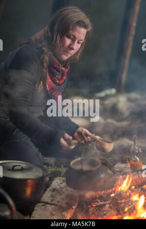 Tradizionale pasto Sami Preapered in un Lavvu. Foto Stock